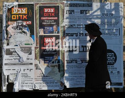 Un ebreo ultra-ortodosso guarda un poster della campagna elettorale per il partito di estrema destra Otzma Yehudit lungo Yirmiyahu Street a Shikun Chabad, un quartiere ebraico hassidico nel nord di Gerusalemme. Gli israeliani si dirigano ai sondaggi per la terza elezione in meno di un anno il 2nd marzo. Lunedì 24 febbraio 2020 a Gerusalemme, Israele. (Foto di Artur Widak/NurPhoto) Foto Stock