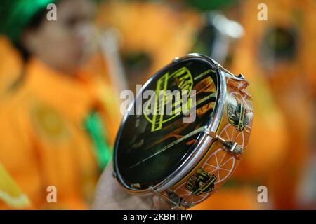 I membri della Sao Clemente Samba School si esibiscono durante l'ultima notte della parata di Carnevale di Rio presso il Sambadrome Marques de Sapuucai di Rio de Janeiro, Brasile, il 24 febbraio 2020. (Foto di Gilson Borba/NurPhoto) Foto Stock