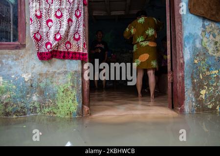 Una visione generale di Giacarta, dopo le forti piogge a Giacarta, Indonesia, il 25 febbraio 2020. (Foto di Donal Husni/NurPhoto) Foto Stock