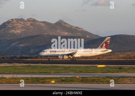 Qatar Airways Airbus A320 come visto atterrare e tassare all'aeroporto internazionale di Atene Eleftherios Venizelos ATH LGAV in Grecia durante l'ora magica dopo il tramonto. L'aereo è un Airbus A320-200 con registrazione A7-AHO, 2x IAE motori a reazione ed è dipinto con uno speciale schema di livrea ONEWORLD, l'alleanza aerea Qatar appartiene. La compagnia di bandiera statale QTR QR Qatari collega quotidianamente la capitale greca all'aeroporto internazionale di Doha Hamad. Febbraio 16, 2020 (Foto di Nicolas Economou/NurPhoto) Foto Stock