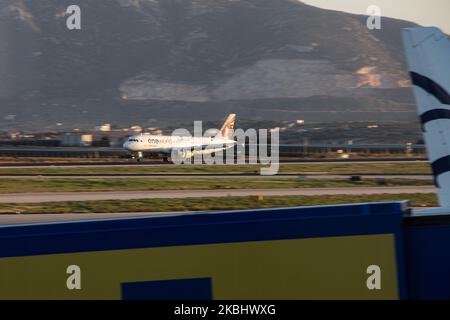 Qatar Airways Airbus A320 come visto atterrare e tassare all'aeroporto internazionale di Atene Eleftherios Venizelos ATH LGAV in Grecia durante l'ora magica dopo il tramonto. L'aereo è un Airbus A320-200 con registrazione A7-AHO, 2x IAE motori a reazione ed è dipinto con uno speciale schema di livrea ONEWORLD, l'alleanza aerea Qatar appartiene. La compagnia di bandiera statale QTR QR Qatari collega quotidianamente la capitale greca all'aeroporto internazionale di Doha Hamad. Febbraio 16, 2020 (Foto di Nicolas Economou/NurPhoto) Foto Stock