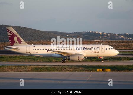 Qatar Airways Airbus A320 come visto atterrare e tassare all'aeroporto internazionale di Atene Eleftherios Venizelos ATH LGAV in Grecia durante l'ora magica dopo il tramonto. L'aereo è un Airbus A320-200 con registrazione A7-AHO, 2x IAE motori a reazione ed è dipinto con uno speciale schema di livrea ONEWORLD, l'alleanza aerea Qatar appartiene. La compagnia di bandiera statale QTR QR Qatari collega quotidianamente la capitale greca all'aeroporto internazionale di Doha Hamad. Febbraio 16, 2020 (Foto di Nicolas Economou/NurPhoto) Foto Stock