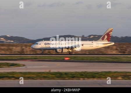 Qatar Airways Airbus A320 come visto atterrare e tassare all'aeroporto internazionale di Atene Eleftherios Venizelos ATH LGAV in Grecia durante l'ora magica dopo il tramonto. L'aereo è un Airbus A320-200 con registrazione A7-AHO, 2x IAE motori a reazione ed è dipinto con uno speciale schema di livrea ONEWORLD, l'alleanza aerea Qatar appartiene. La compagnia di bandiera statale QTR QR Qatari collega quotidianamente la capitale greca all'aeroporto internazionale di Doha Hamad. Febbraio 16, 2020 (Foto di Nicolas Economou/NurPhoto) Foto Stock