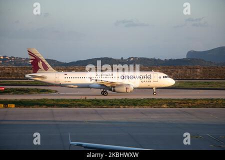 Qatar Airways Airbus A320 come visto atterrare e tassare all'aeroporto internazionale di Atene Eleftherios Venizelos ATH LGAV in Grecia durante l'ora magica dopo il tramonto. L'aereo è un Airbus A320-200 con registrazione A7-AHO, 2x IAE motori a reazione ed è dipinto con uno speciale schema di livrea ONEWORLD, l'alleanza aerea Qatar appartiene. La compagnia di bandiera statale QTR QR Qatari collega quotidianamente la capitale greca all'aeroporto internazionale di Doha Hamad. Febbraio 16, 2020 (Foto di Nicolas Economou/NurPhoto) Foto Stock