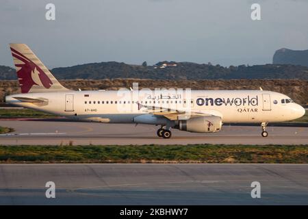 Qatar Airways Airbus A320 come visto atterrare e tassare all'aeroporto internazionale di Atene Eleftherios Venizelos ATH LGAV in Grecia durante l'ora magica dopo il tramonto. L'aereo è un Airbus A320-200 con registrazione A7-AHO, 2x IAE motori a reazione ed è dipinto con uno speciale schema di livrea ONEWORLD, l'alleanza aerea Qatar appartiene. La compagnia di bandiera statale QTR QR Qatari collega quotidianamente la capitale greca all'aeroporto internazionale di Doha Hamad. Febbraio 16, 2020 (Foto di Nicolas Economou/NurPhoto) Foto Stock