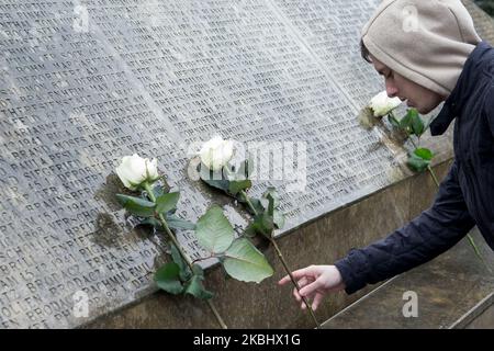 Una donna posa un fiore durante la commemorazione del 75th° anniversario dell'ultima deportazione nel ghetto di Theresienstadt, il 25 febbraio 2020 si è tenuto ad Hannover un evento commemorativo. Tra il 23 luglio 1942 e il 20 febbraio 1945, cinque trasporti sono stati inviati da Hannover al Ghetto Terezin (ora Terezin, Repubblica Ceca). Un totale di 1.039 cittadini ebrei di Hannover, Brema, Hildesheim, Gottingen, Braunschweig, Varel, Wilhelmshaven e altre città della bassa Sassonia furono deportate via Hannover a Terezin. L'ultimo trasporto raggiunse il ghetto il 25 febbraio 1945. (Foto di Peter Niedung/NurPhoto) Foto Stock