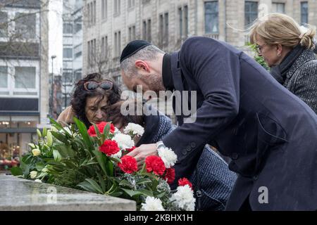 Belit Onay, sindaco di Hannover, presta una corona alla commemorazione del 75th° anniversario dell'ultima deportazione nel ghetto di Theresienstadt ad Hannover il 25 febbraio 2020. Tra il 23 luglio 1942 e il 20 febbraio 1945, cinque trasporti sono stati inviati da Hannover al Ghetto Terezin (ora Terezin, Repubblica Ceca). Un totale di 1.039 cittadini ebrei di Hannover, Brema, Hildesheim, Gottingen, Braunschweig, Varel, Wilhelmshaven e altre città della bassa Sassonia furono deportate via Hannover a Terezin. L'ultimo trasporto raggiunse il ghetto il 25 febbraio 1945. (Foto di Peter Niedung/NurPhoto) Foto Stock