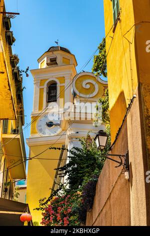 Villefranche-sur-Mer, Francia - 5 agosto 2022: Chiesa di San Michele in Rue de l’Eglise, nel quartiere della città vecchia, a costo Azure del Mar Mediterraneo Foto Stock