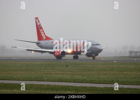 Jet2 Boeing 737-300 (QC) visto atterrare in tempo con nebbia, nebbia e tempesta all'aeroporto internazionale EHAM Schiphol di Amsterdam il 24 febbraio 2020. L'aereo è un Boeing 737-300 Classic QC che significa Cambio rapido da passeggero a carico / merci uno. L'aereo ha 2x motori a reazione CFMI, registrazione G-CELY ed è chiamato Jet2 Glasgow. Jet2.com LS EXS CHANNEX è una compagnia aerea britannica low-cost per il tempo libero che offre voli di linea e charter, con sede all'aeroporto di Leeds Bradford. (Foto di Nicolas Economou/NurPhoto) Foto Stock