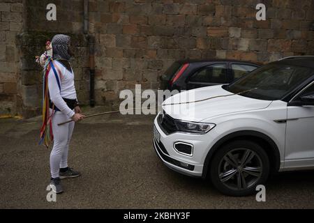 Figura 'Mamuxarro' con maschera di ferro e bastoni durante il carnevale ancestrale il 25 febbraio 2020 nel villaggio di Unanu nella provincia di Navarra, Spagna. I ''Mamuxarroak'' (la sua traduzione è: ''i frustini'') sono i personaggi principali della celebrazione. Questi personaggi usano bastoncini di nocciola (ziyorra) per spaventare donne e bambini e li usano anche per risvegliare la fertilità. (Foto di Iranzu Larrasoana Oneca/NurPhoto) Foto Stock