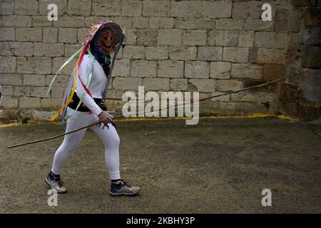 Figura 'Mamuxarro' con maschera di ferro e bastoni durante il carnevale ancestrale il 25 febbraio 2020 nel villaggio di Unanu nella provincia di Navarra, Spagna. I ''Mamuxarroak'' (la sua traduzione è: ''i frustini'') sono i personaggi principali della celebrazione. Questi personaggi usano bastoncini di nocciola (ziyorra) per spaventare donne e bambini e li usano anche per risvegliare la fertilità. (Foto di Iranzu Larrasoana Oneca/NurPhoto) Foto Stock