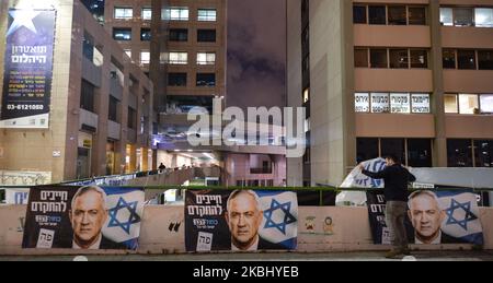 Un uomo sta fissando i cartelloni elettorali del partito politico blu e bianco prima dell'arrivo di Benny Gantz, leader del partito a Ramat Gan. Israele è alla testa dei sondaggi per la terza elezione in meno di un anno il 2nd marzo. Martedì 25 febbraio 2020, a Ramat Gan, Distretto di Tel Aviv, Israele. (Foto di Artur Widak/NurPhoto) Foto Stock