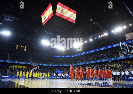 Giocatori di Romania e Spagna durante gli anthems durante la FIBA EuroBasket Qualifiers Group Phase Group Una partita tra Romania e Spagna, a Cluj Napoca, Romania, il 20 febbraio 2020. (Foto di Alex Nicodim/NurPhoto) Foto Stock