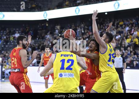 Sebastian Saiz di Spagna in azione contro Bogdan Popa ed Emanuel Cate di Romania durante la FIBA EuroBasket Qualifiers Group Phase Group Una partita tra Romania e Spagna, a Cluj Napoca, Romania, il 20 febbraio 2020. (Foto di Alex Nicodim/NurPhoto) Foto Stock