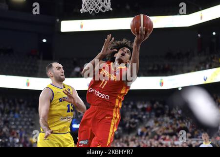 Sebastian Saiz di Spagna in azione contro Alex Olah di Romania durante la FIBA EuroBasket Qualifiers Group Phase Group Una partita tra la Romania e la Spagna, a Cluj Napoca, Romania, il 20 febbraio 2020. (Foto di Alex Nicodim/NurPhoto) Foto Stock