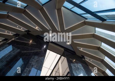 Soffitto della lobby, torre della Banca Nazionale del Kuwait, progettata da Norman Forster e Partners, Kuwait City Foto Stock