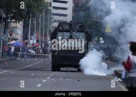 Scontri tra studenti dell'università pedagogica e la forza pubblica durante una manifestazione il 22nd° compleanno della creazione dell'ESMAD a Bogotà, il 24 febbraio 2020. (Foto di Daniel Garzon Herazo/NurPhoto) Foto Stock