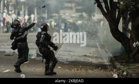 Scontri tra studenti dell'università pedagogica e la forza pubblica durante una manifestazione il 21nd° compleanno della creazione della polizia ESMAD a Bogotà, il 24 febbraio 2020. (Foto di Juan Carlos Torres/NurPhoto) Foto Stock