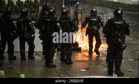 Scontri tra studenti dell'università pedagogica e la forza pubblica durante una manifestazione il 21nd° compleanno della creazione della polizia ESMAD a Bogotà, il 24 febbraio 2020. (Foto di Juan Carlos Torres/NurPhoto) Foto Stock