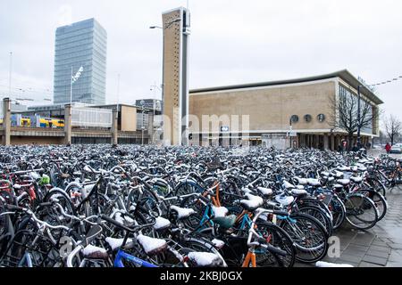 Gli olandesi guidano la loro bicicletta, pedalando sulle loro bici dopo la caduta di neve nel freddo. Mucchi di migliaia di biciclette parcheggiate fuori dalla stazione ferroviaria centrale, Eindhoven Centraal. Immagini della vita quotidiana del centro della città dopo la nevicata nella città di Eindhoven il 26 febbraio 2020. La prima neve per l'inverno del 2019-2020 con basse temperature per la zona seguita da pioggia leggera. (Foto di Nicolas Economou/NurPhoto) Foto Stock