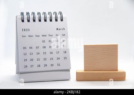 Marzo 2023 calendario da scrivania bianco su sfondo bianco con spazio personalizzabile in legno per il testo. Concetto di calendario. Foto Stock