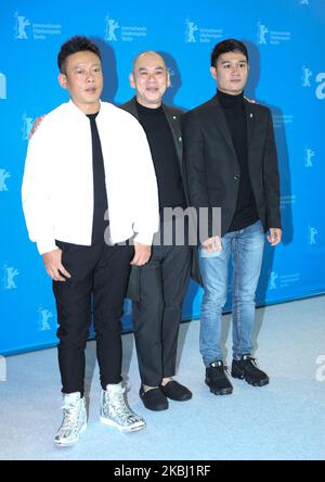 (L-R) l'attore Tai Lee Kang-sheng, il regista Tai Tsai Ming-liang e l'attore Tai Anong Houngheuangsy posano alla chiamata fotografica ''Days'' (Rizi) durante il 70th° Berlinale International Film Festival a Grand Hyatt a Berlino, in Germania, il 27 febbraio 2020. (Foto di Dominika Zarzycka/NurPhoto) Foto Stock