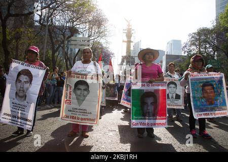 Migliaia di studenti e genitori dei 43 studenti scomparsi di Ayotzinapa 65 mesi dopo la scomparsa forzata ha tenuto, come ogni mese, una manifestazione, chiedendo giustizia a Città del Messico, Messico, il 26 febbraio 2020. (Foto di Cristian Leyva/NurPhoto) Foto Stock