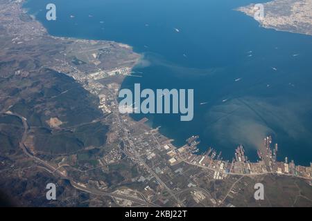 Una vista aerea di Istanbul, Turchia. Diverse navi attraverso il Bosforo e il Mar di Marmara sono viste il 27 febbraio 2020. Anche se ci sono state molte obiezioni contro il progetto Canal (Kanal) Istanbul che mira a creare un Bosforo artificiale, ma danneggiare l'ambiente naturale circostante, il tema è recentemente caduto fuori dall'agenda del paese. (Foto di Erhan Demirtas/NurPhoto) Foto Stock