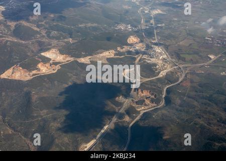 Una vista aerea di Istanbul, Turchia. Diverse navi attraverso il Bosforo e il Mar di Marmara sono viste il 27 febbraio 2020. Anche se ci sono state molte obiezioni contro il progetto Canal (Kanal) Istanbul che mira a creare un Bosforo artificiale, ma danneggiare l'ambiente naturale circostante, il tema è recentemente caduto fuori dall'agenda del paese. (Foto di Erhan Demirtas/NurPhoto) Foto Stock