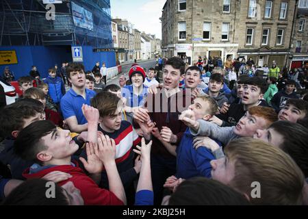 I ragazzi inseguono la palla di cuoio durante la partita annuale di mano ba’ che si svolge nella città scozzese di Jedburgh, ai confini scozzesi, il 27 febbraio 2020 a Jedburgh, Regno Unito. Il gioco che ha origine nel 1700 è composto da due squadre, le ‘Uppies’ (nate a sud di Jedburgh) e le ‘Doonies’ (nate a nord di Jedburgh). L'obiettivo è quello di segnare gol a entrambe le estremità della città portando una palla di pelle con nastri oltre alcuni punti di riferimento. La sfera di cuoio è usata per rappresentare la testa di un inglese con è stata usata originalmente. (Foto di Ewan Bootman/NurPhoto) Foto Stock