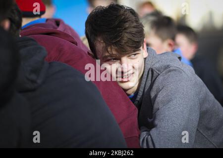 I ragazzi inseguono la palla di cuoio durante la partita annuale di mano ba’ che si svolge nella città scozzese di Jedburgh, ai confini scozzesi, il 27 febbraio 2020 a Jedburgh, Regno Unito. Il gioco che ha origine nel 1700 è composto da due squadre, le ‘Uppies’ (nate a sud di Jedburgh) e le ‘Doonies’ (nate a nord di Jedburgh). L'obiettivo è quello di segnare gol a entrambe le estremità della città portando una palla di pelle con nastri oltre alcuni punti di riferimento. La sfera di cuoio è usata per rappresentare la testa di un inglese con è stata usata originalmente. (Foto di Ewan Bootman/NurPhoto) Foto Stock