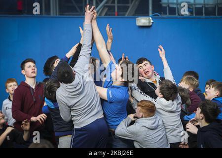 I ragazzi inseguono la palla di cuoio durante la partita annuale di mano ba’ che si svolge nella città scozzese di Jedburgh, ai confini scozzesi, il 27 febbraio 2020 a Jedburgh, Regno Unito. Il gioco che ha origine nel 1700 è composto da due squadre, le ‘Uppies’ (nate a sud di Jedburgh) e le ‘Doonies’ (nate a nord di Jedburgh). L'obiettivo è quello di segnare gol a entrambe le estremità della città portando una palla di pelle con nastri oltre alcuni punti di riferimento. La sfera di cuoio è usata per rappresentare la testa di un inglese con è stata usata originalmente. (Foto di Ewan Bootman/NurPhoto) Foto Stock