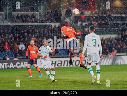 Demba Ba di Istanbul Basaksehir FK in testa alla palla durante la partita di campionato Europa Round of 32 tra Istanbul Ba?ak?ehir e Sporting CP allo stadio Ba?ak?ehir Fatih Terim di Istanbul, Turchia il 27 febbraio 2020. (Foto di Ulrik Pedersen/NurPhoto) Foto Stock