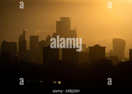 Il sole sorge dietro lo skyline di Londra da Primrose Hill, Londra. I britannici sono preparati a piovere durante il fine settimana, quando le temperature diventano più fredde. Data immagine: Venerdì 4 novembre 2022. Foto Stock