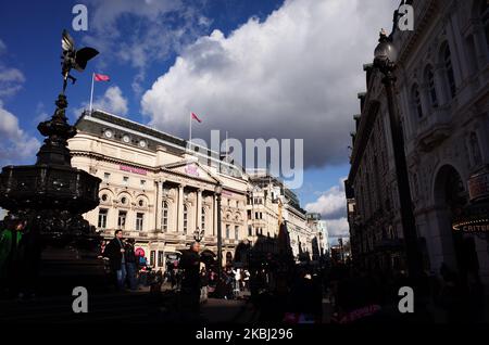 Vista generale della Shaftesbury Memorial Fountain (comunemente chiamata la statua di Eros) e dell'ex complesso ricreativo del Trocadero Centre, oggi sede della mostra Body Worlds del Dr Gunther von Hagens, a Piccadilly Circus a Londra, Inghilterra, il 27 febbraio 2020. (Foto di David Cliff/NurPhoto) Foto Stock