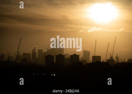 Il sole sorge dietro lo skyline di Londra da Primrose Hill, Londra. I britannici sono preparati a piovere durante il fine settimana, quando le temperature diventano più fredde. Data immagine: Venerdì 4 novembre 2022. Foto Stock