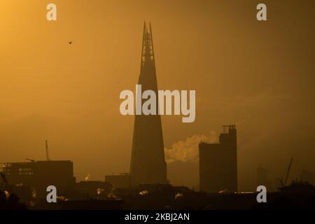 Il sole sorge dietro lo Shard sullo skyline di Londra da Primrose Hill, Londra. I britannici sono preparati a piovere durante il fine settimana, quando le temperature diventano più fredde. Data immagine: Venerdì 4 novembre 2022. Foto Stock