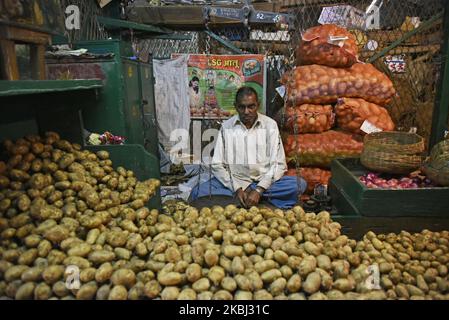 Un mercato all'ingrosso di ortaggi a Kolkata, India, 28 febbraio 2020. Dopo aver subito la sua più debole espansione in oltre sei anni nel trimestre di settembre, l'economia indiana probabilmente è andata leggermente meglio nel trimestre di dicembre, prima di subire una ricaduta a causa dell'impatto del Coronavirus a livello globale, secondo un rapporto indiano media. (Foto di Indranil Aditya/NurPhoto) Foto Stock