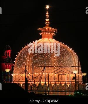 Una vista del santuario illuminato di Sufi saint Khwaja Moinuddin Chishti durante il Festival URS in Ajmer, nello stato indiano del Rajasthan il 27 febbraio 2020. Migliaia di devoti sufi provenienti da diverse parti dell'India si recano al santuario per la festa annuale, che segna l'anniversario della morte del santo sufi. (Foto di Str/NurPhoto) Foto Stock