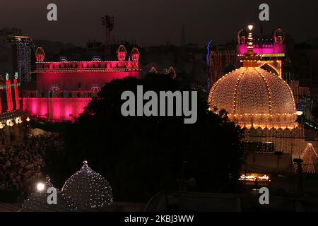 Una vista del santuario illuminato di Sufi saint Khwaja Moinuddin Chishti durante il Festival URS in Ajmer, nello stato indiano del Rajasthan il 27 febbraio 2020. Migliaia di devoti sufi provenienti da diverse parti dell'India si recano al santuario per la festa annuale, che segna l'anniversario della morte del santo sufi. (Foto di Str/NurPhoto) Foto Stock