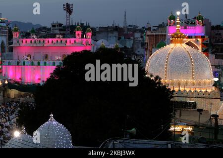 Una vista del santuario illuminato di Sufi saint Khwaja Moinuddin Chishti durante il Festival URS in Ajmer, nello stato indiano del Rajasthan il 27 febbraio 2020. Migliaia di devoti sufi provenienti da diverse parti dell'India si recano al santuario per la festa annuale, che segna l'anniversario della morte del santo sufi. (Foto di Str/NurPhoto) Foto Stock