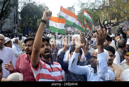 La gente della comunità musulmana urla lo slogan durante la manifestazione per protestare contro il governo indiano Citizenship Amendment Act (CAA) e National Register of Citizens (NRC) a Kolkata, in India, venerdì 28th febbraio 2020. (Foto di Sonali Pal Chaudhury/NurPhoto) Foto Stock