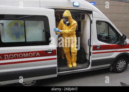 Medici ucraini che indossano costumi protettivi frequentano l'esercizio medico di risposta al coronavirus COVID-19, presso un ospedale nel centro di Kyiv, in Ucraina, il 28 febbraio 2020. In Ucraina non sono stati confermati casi di coronavirus Covid-19 , secondo il sito del Ministero della Salute dell'Ucraina, dal 28 febbraio 2020. (Foto di Str/NurPhoto) Foto Stock