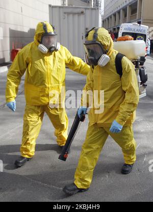 Medici ucraini che indossano costumi protettivi frequentano l'esercizio medico di risposta al coronavirus COVID-19, presso un ospedale nel centro di Kyiv, in Ucraina, il 28 febbraio 2020. In Ucraina non sono stati confermati casi di coronavirus Covid-19 , secondo il sito del Ministero della Salute dell'Ucraina, dal 28 febbraio 2020. (Foto di Str/NurPhoto) Foto Stock