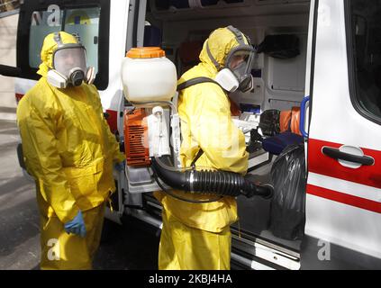 Medici ucraini che indossano costumi protettivi frequentano l'esercizio medico di risposta al coronavirus COVID-19, presso un ospedale nel centro di Kyiv, in Ucraina, il 28 febbraio 2020. In Ucraina non sono stati confermati casi di coronavirus Covid-19 , secondo il sito del Ministero della Salute dell'Ucraina, dal 28 febbraio 2020. (Foto di Str/NurPhoto) Foto Stock