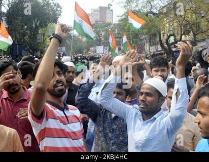 La gente della comunità musulmana urla lo slogan durante la manifestazione per protestare contro il governo indiano Citizenship Amendment Act (CAA) e National Register of Citizens (NRC) a Kolkata, in India, venerdì 28th febbraio 2020. (Foto di Sonali Pal Chaudhury/NurPhoto) Foto Stock