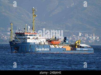 La nave Sea Watch 3 in quarantena di fronte alla costa di Messina, a Messina, Italia, il 28 febbraio 2020. Le autorità italiane hanno posto la quarantena sull'equipaggio e sulla nave che aveva salvato 197 migranti nel canale siciliano. (Foto di Gabriele Maricchiolo/NurPhoto) Foto Stock