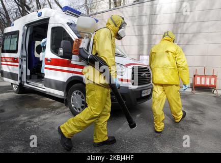 Medici ucraini che indossano costumi protettivi frequentano l'esercizio medico di risposta al coronavirus COVID-19, presso un ospedale nel centro di Kyiv, in Ucraina, il 28 febbraio 2020. In Ucraina non sono stati confermati casi di coronavirus Covid-19 , secondo il sito del Ministero della Salute dell'Ucraina, dal 28 febbraio 2020. (Foto di Str/NurPhoto) Foto Stock