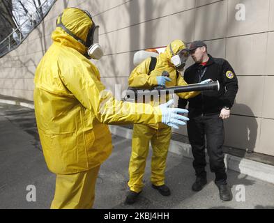 Medici ucraini che indossano costumi protettivi frequentano l'esercizio medico di risposta al coronavirus COVID-19, presso un ospedale nel centro di Kyiv, in Ucraina, il 28 febbraio 2020. In Ucraina non sono stati confermati casi di coronavirus Covid-19 , secondo il sito del Ministero della Salute dell'Ucraina, dal 28 febbraio 2020. (Foto di Str/NurPhoto) Foto Stock