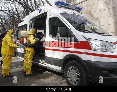 Medici ucraini che indossano costumi protettivi frequentano l'esercizio medico di risposta al coronavirus COVID-19, presso un ospedale nel centro di Kyiv, in Ucraina, il 28 febbraio 2020. In Ucraina non sono stati confermati casi di coronavirus Covid-19 , secondo il sito del Ministero della Salute dell'Ucraina, dal 28 febbraio 2020. (Foto di Str/NurPhoto) Foto Stock